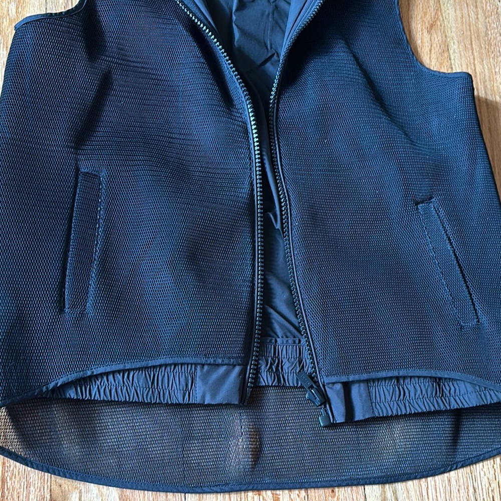 Black Mesh Hooded Vest - Picture 5 of 7